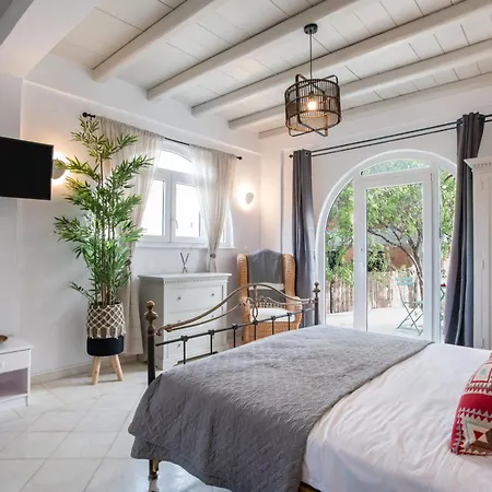 펜션 Cavos Paros Two-bedroom With Private Pool & Jacuzzi *