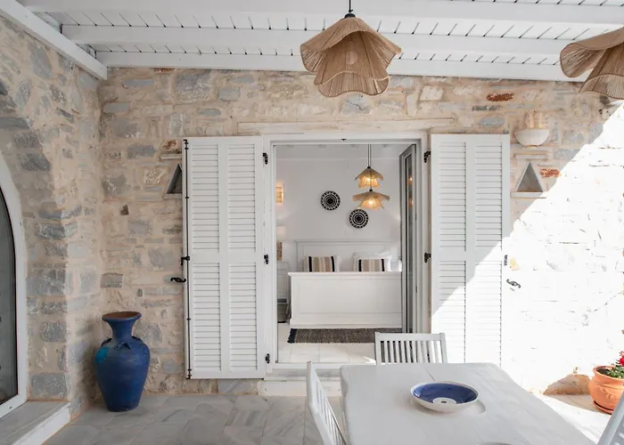 Cavos Paros Two-bedroom With Private Pool & Jacuzzi Hébergement de vacances Alikí