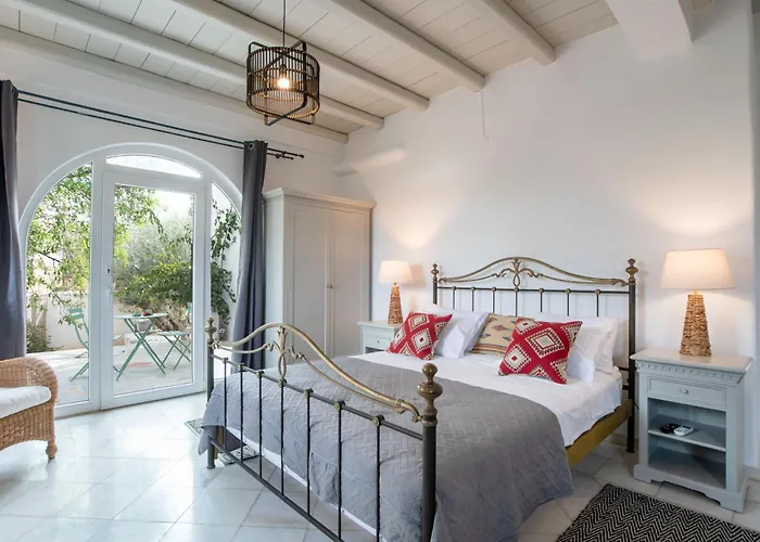 Cavos Paros Two-bedroom With Private Pool & Jacuzzi Hébergement de vacances Alikí