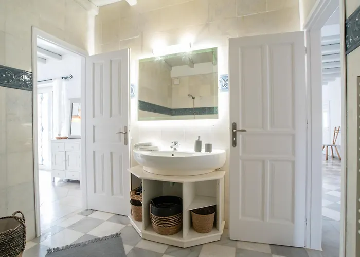 Cavos Paros Two-bedroom With Private Pool & Jacuzzi Hébergement de vacances