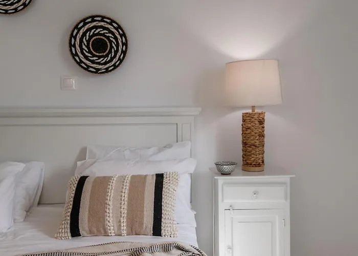 Cavos Paros Two-bedroom With Private Pool & Jacuzzi Hébergement de vacances Alikí